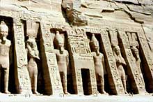 Abou Simbel : le petite temple de Nefertari et Hator. La façade. (Site Egypte antique)