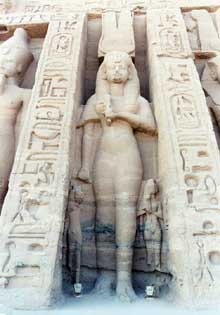Abou Simbel : le petite temple de Nefertari et Hator. La façade. La déesse Hator. (Site Egypte antique)