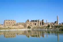 Karnak : le grand temple d’Amon vu du lac sacré : le pylône I, la salle hypostyle, l’obélisque de Thoutmosis I et d’Hatchepsut (Site Egypte antique)