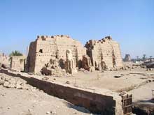Karnak : le grand temple dAmon : face sud du pylône VIII. (Site Egypte antique)