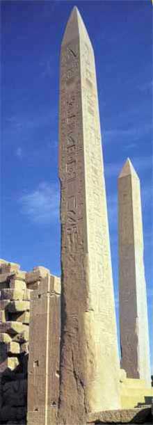 Karnak : le grand temple d’Amon : les obélisques d’Hatchepsout (au premier plan) et de Thoutmosis III. (Site Egypte antique)