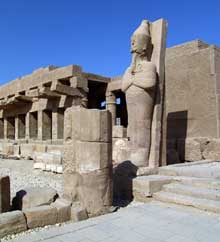 Karnak, sanctuaire d’Amon : salle des fêtes de l’Akh-menou. (Site Egypte antique)