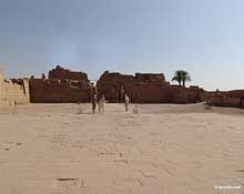 Karnak, sanctuaire dâAmonÂ : la cour de la cachette. (Site Egypte antique)