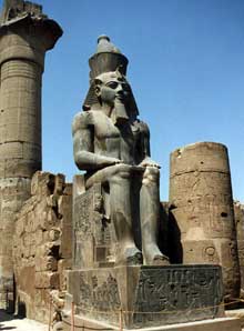 Louxor : le temple d’Amon-Rê : colosse de Ramsès II.  (Site Egypte antique)