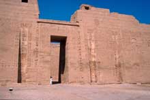 Médinet Habou : le temple de Ramsès III : Le « Château de Millions d’Années » reprend le plan du Ramesseum. (Site Egypte antique)