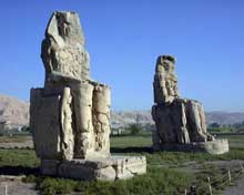 Kôm el-Heitan : les « colosses de Memnon ». (Site Egypte antique)