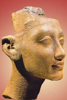 Néfertiti. Tête inachevée. Atelier du sculpteur Touthmès. XVIIIème dynastie époque d’Amarna. Musée du Caire. (Site Egypte antique)