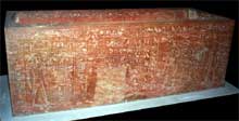 Sarcophage du pharaon Thoutmosis I, originellement prévu pour sa fille Hatchepsout et regravé pour lui. Thèbes, XVIIIè dynastie, règne d’Hatchepsout, 1473-1458. Boston, Museum of Fine Arts (Histoire de l’Egypte ancienne)