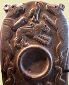 Egypte, culture de Nagada II : détail, de la grande palette à fard à relief, encadrée de quadrupes, hyènes ou lycaons. Musée du Louvre. (Site Egypte antique)