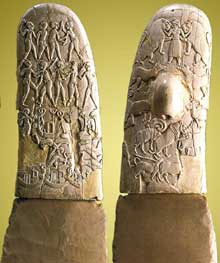 Egypte, culture de Nagada III : le couteau de Gebel el-Arak. Les deux faces de la poignée. Paris, musée du Louvre. (Site Egypte antique)
