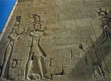 Dendérah : le temple d’Hator. Cléopâtre VII et son fils Césarion. (Site Egypte antique)