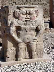 Dendérah : le temple d’Hator. Le dieu Bes. (Site Egypte antique)