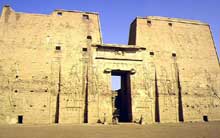 Edfou : le temple dédié à Horus : le pylône. (Site Egypte antique)