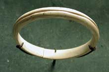 Bracelet en coquillage. Epoque thinite. Musée du Louvre. (Site Egypte antique)