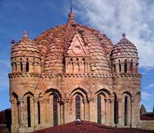 Zamora : la cathédrale : la lanterne du cimborium comprenant un tambour circulaire percé de 16 fenêtres et supportant une coupole divisée en 16 sections