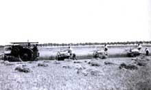 La campagne française se modernise : moissonneuses-lieuses tirées par tracteur dans la campagne de Melun en Ile de France en 1911