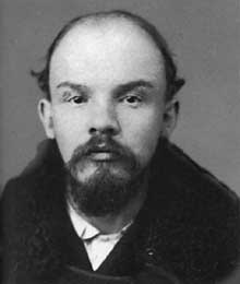 Vladimir Illich Oulianov, dit Lénine (1870-1924) : le « patron » des bolcheviques et linspirateur de la révolution de 1917. Portrait de 1895
