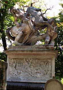 David d’Angers : Tombe du général Jacques Nicolas Gobert au cimetière du Père-Lachaise. Sur le socle, un bas-relief représentant la bataille de Famars