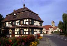 Diebolsheim, entrée du village. Maison du XVIIIè avec toit à la Mansart. (La maison alsacienne)