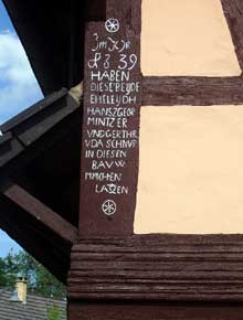 Gambsheim : maison de 1839 place de la mairie. Cartouche : « En 1839 les époux Jean Georges Mintzer et Gertrude Schnur ont fait construire cette maison ». (La maison alsacienne)