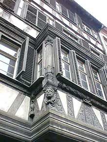 Strasbourg : oriel de la maison des Têtes. (La maison alsacienne)
