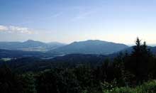Le Val de Villé : vue de l’entrée de vallée des hauteurs de la montagne du Haut Koenigsbourg. A droite on distingue l’Ortenbourg. Au centre, l’Ungersberg. (La maison alsacienne)
