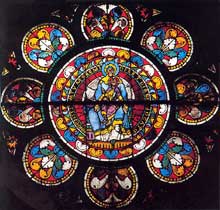 Rose du transept nord de labbatiale de Wissembourg représentant la Madone en gloire. Le panneau central date de 1190, la couronne de motifs du XIIIè