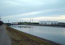 Fessenheim : l’écluse et la centrale hydroélectrique vues de l’aval
