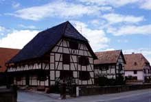 Le village de Gommersdorf possède de magnifiques maisons à pan de bois traditionnelles du Sundgau. (La maison alsacienne)