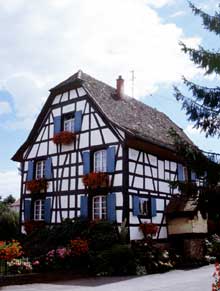 Grentzingen-Oberdorf : ancienne ferme de 1835. On voit sur le long pan le four à pain traditionnel. (La maison alsacienne)