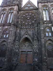 La cathédrale Notre Dame de Clermont Ferrant. Façade occidentale