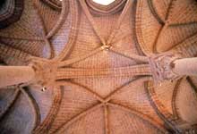 Saint Denis : labbaye : cette partie de labbatiale est formée des premières voûtes du gothique, réalisées sous limpulsion de lAbbé Suger