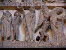 Autun, cathédrale saint Lazare : la façade occidentale : le linteau. Partie gauche : le défilé des élus : deux abbés