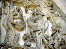 Autun, cathédrale saint Lazare : la façade occidentale : le tympan, partie gauche du Christ : la pesée des âmes