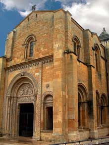 Charlieu : église abbatiale saint Fortunat : façade occidentale et narthex