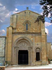 Charlieu : église abbatiale saint Fortunat : façade occidentale et narthex