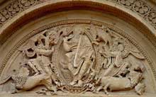CharlieuÂ : Ã©glise abbatiale saint FortunatÂ : portail estÂ : tympan  reprÃ©sentant le Christ en gloire entourÃ© du tÃ©tramorphe