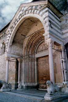 EmbrunÂ : ancienne cathÃ©drale Notre Dame du RÃ©al. Porche nord du Real
