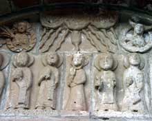 Espalion (Aveyron) : église saint Hilarian de Perse. Le tympan du portail sud, registre supérieur : la colombe, entourée de la lune et du soleil, descend sur les apôtres et la vierge