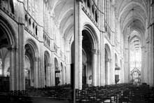Evreux, cathédrale : les grandes arcades romanes de la nef