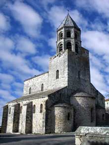 La Garde Adhémar (Drôme) : église saint Michel. Vue générale. Remarquer les puissants contreforts