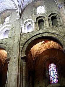 Le Mans, Notre Dame des Prés : élévation de la nef. La partie supérieure est gothique.