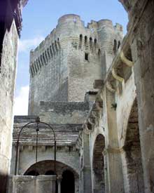 Montmajour, l’abbaye de Saint Pierre, fondée par des moines bénédictins sur le « Mont Majour » (la grande montagne) en 948