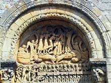 Neuilly en Donjon (Allier) : église sainte Madeleine : linteau et tympan du portail, vers 1140