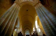 Nouaillé Maupertuis (Vienne) : abbaye Saint Junien. Vue de la nef vers le chœur