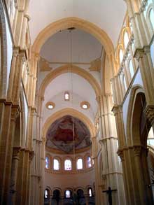Paray Le Monial (Saône et Loire) : la Basilique. La nef