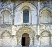 Saintes (Charente Maritime) : abbatiale Sainte-Marie des Dames. La façade
