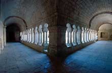 Sénanque : l’abbaye cistercienne. Le cloître