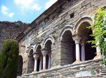 Boule d’Amont (Pyrénées Orientales) : le prieuré Sainte Marie de Serrabone : la galerie sud
