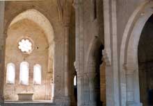 La Roque dAnthéron (Bouches du Rhône) : abbaye de Silvacane, léglise abbatiale, la nef